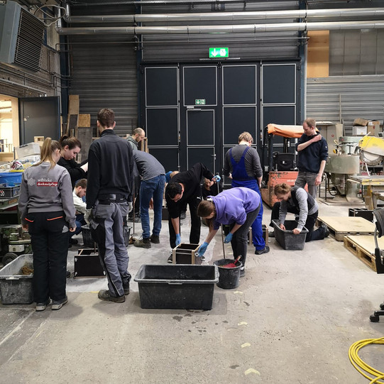 Studierende in der Werkhalle